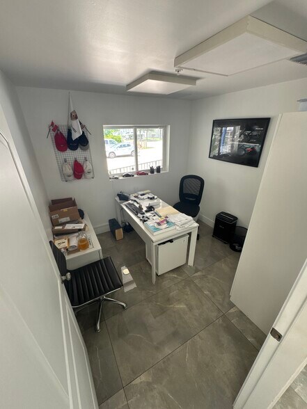 More Photos Of 10859 NW 21st St, Doral Warehouse For Lease