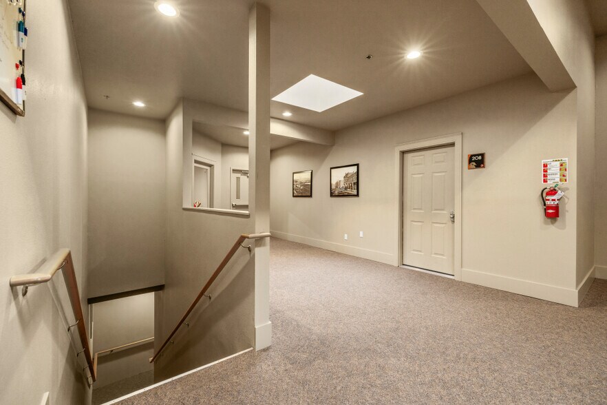 More Photos Of 125 S 6th St, Klamath Falls Flex For Sale