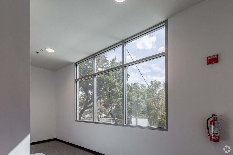 More Photos Of 1580 S Main St, Boerne Office For Sale