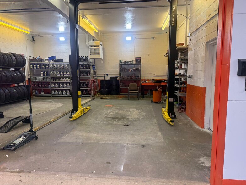 More Photos Of 810 W Main St, Durant Auto Repair For Lease