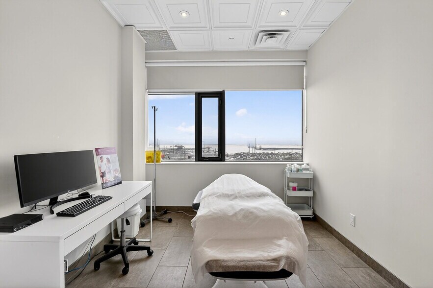 More Photos Of 3075 Hospital Gate, Oakville Medical For Lease