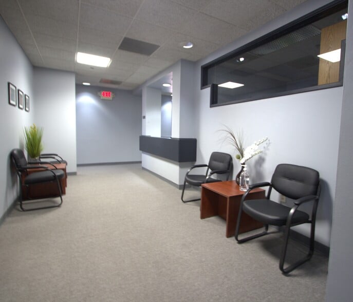 More Photos Of 100-104 N Main St, Saint Charles Office For Lease