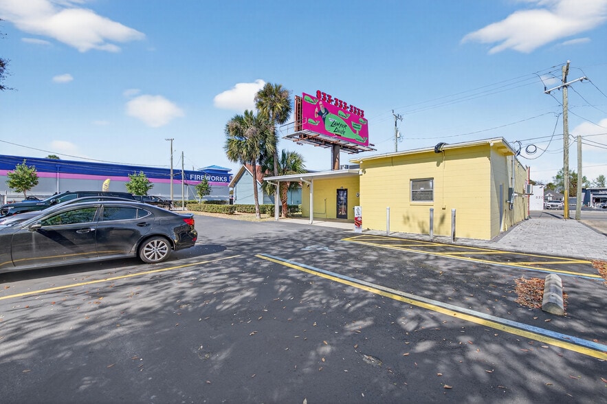More Photos Of 517-519 W International Speedway Blvd, Daytona Beach Freestanding For Sale