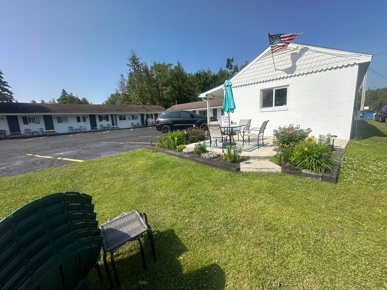 More Photos Of 2040 I-75 Business Loop, Saint Ignace Hotel For Sale
