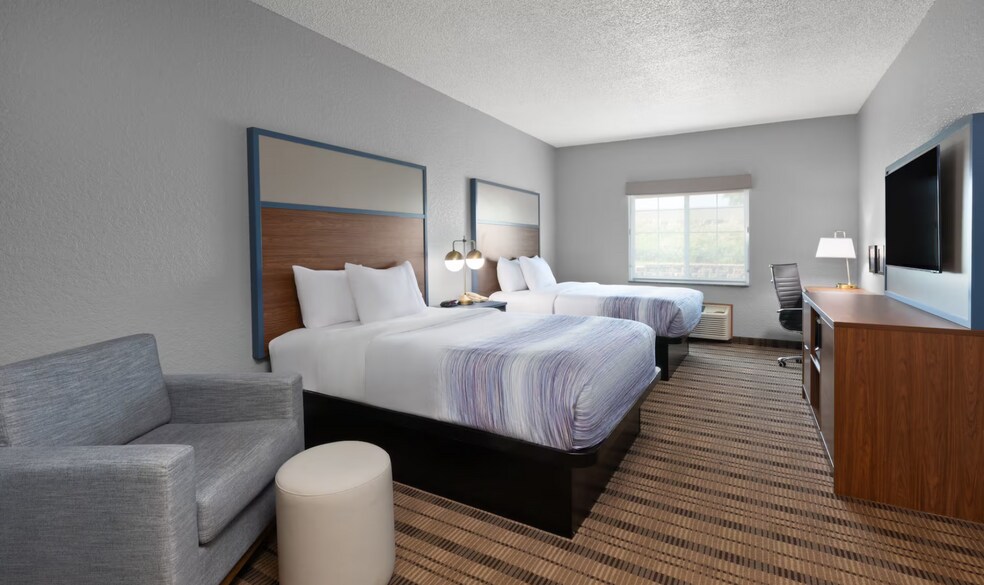 More Photos Of 2210 West St S, Grinnell Hotel For Sale