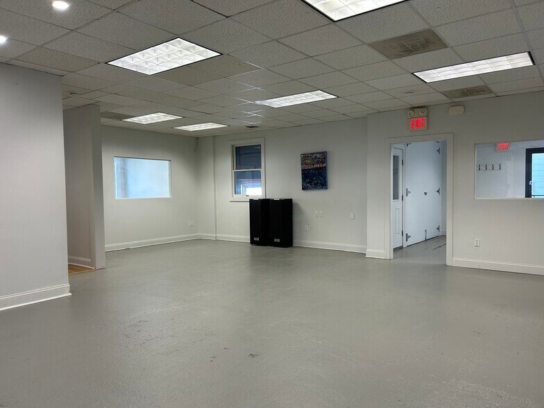 More Photos Of 20 Maplewood Ave, Gloucester Light Distribution For Lease