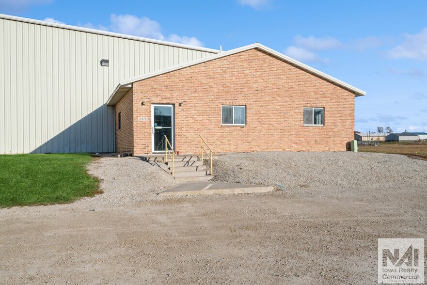 More Photos Of 1613 W 1st St, Vinton Warehouse For Lease