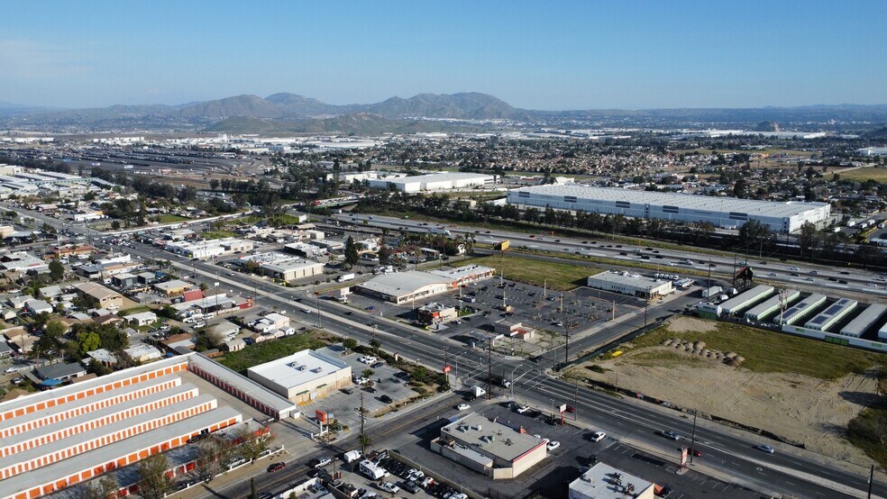 More Photos Of 18509 Valley Blvd, Bloomington Convenience Store For Lease