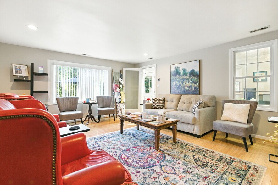 More Photos Of 409 Marquette Dr, Louisville Office For Sale