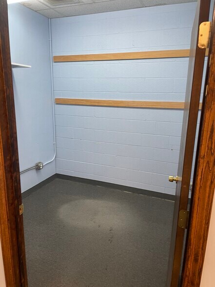 More Photos Of 3841 Oakton St, Skokie Storefront Retail Office For Lease