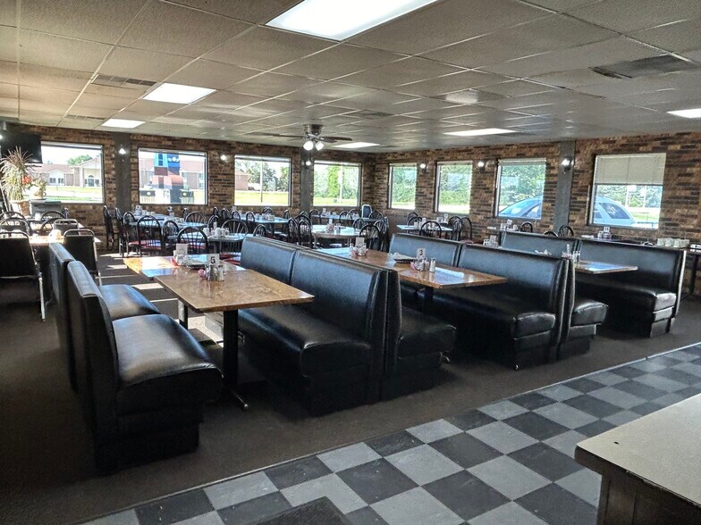 More Photos Of 1110 E 4th St, Ainsworth Restaurant For Sale