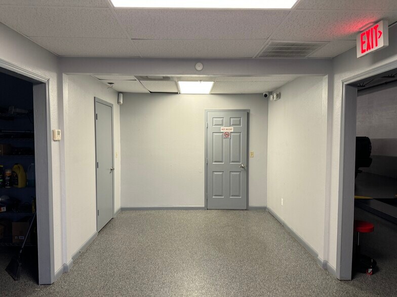 More Photos Of 921 SE 15th Ave, Cape Coral Industrial For Sale