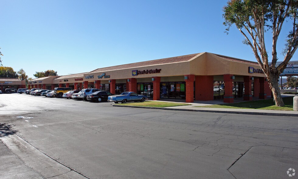 More Photos Of 3647-3695 W Florida Ave, Hemet Freestanding For Lease