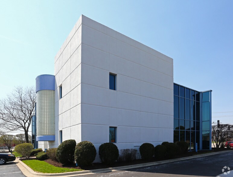 More Photos Of 1100 Landmeier Rd, Elk Grove Village Office For Lease