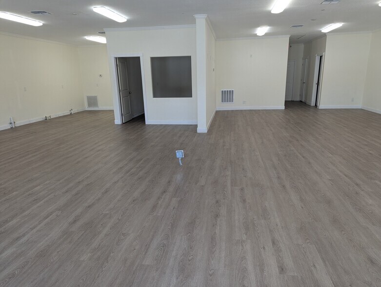 More Photos Of 10901 SE US Highway 441, Belleview Storefront Retail Office For Lease