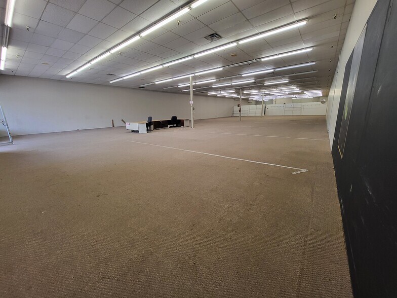 More Photos Of 1090 S Neosho Blvd, Neosho Unknown For Lease