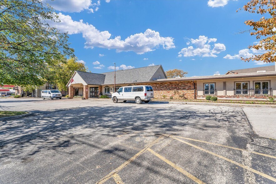 More Photos Of 1907 N Cunningham Ave, Urbana Hotel For Sale