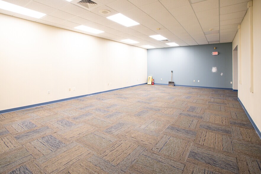 More Photos Of 439 State Rd, North Dartmouth Storefront For Lease