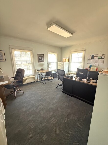 More Photos Of 1723 Military St, Port Huron Office For Sale
