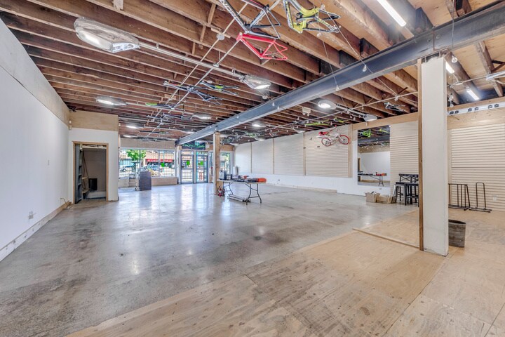 More Photos Of 3267 Lake Shore Blvd W, Toronto Storefront For Sale