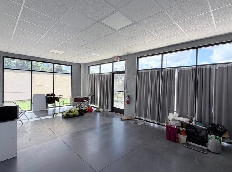 More Photos Of 6769 Curtis St, Orlando Warehouse For Lease