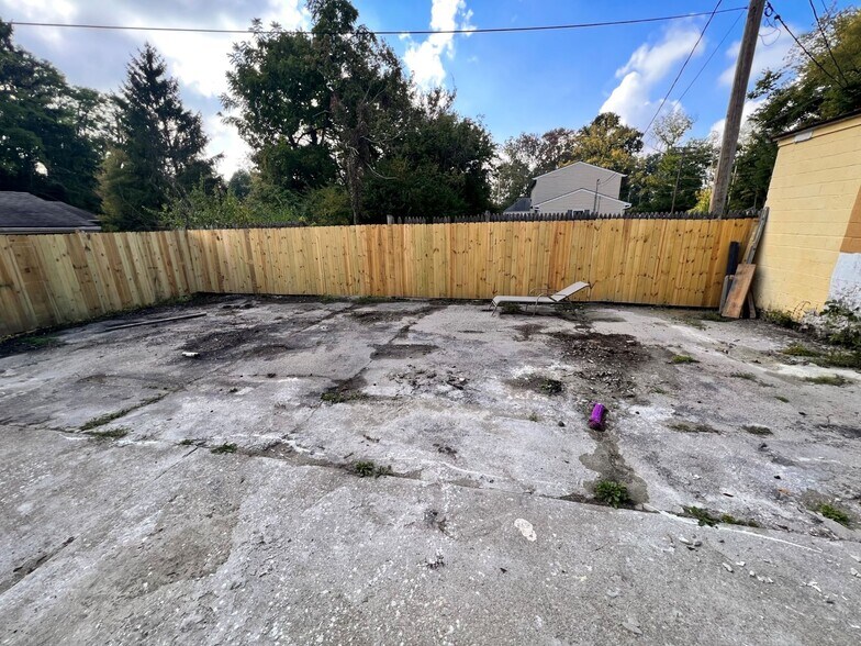 More Photos Of 205 S Main St, Bethel Freestanding For Sale