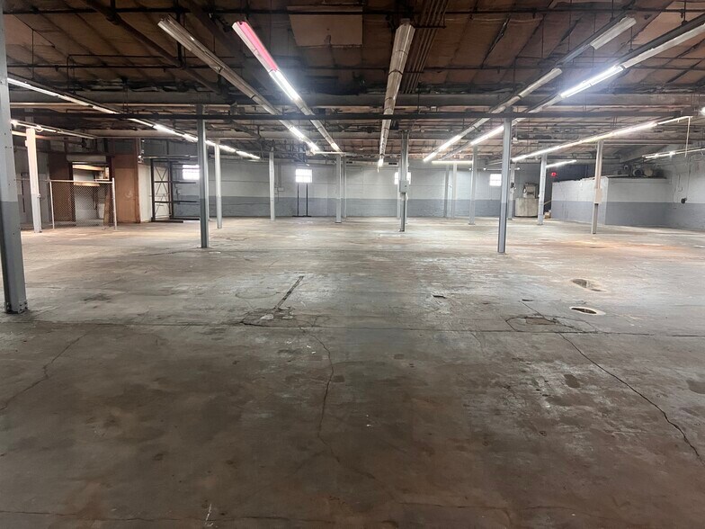 More Photos Of 21 Saw Mill River Rd, Yonkers Showroom For Lease