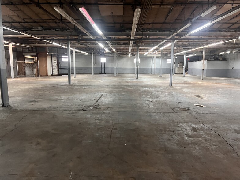 More Photos Of 21 Saw Mill River Rd, Yonkers Showroom For Sale