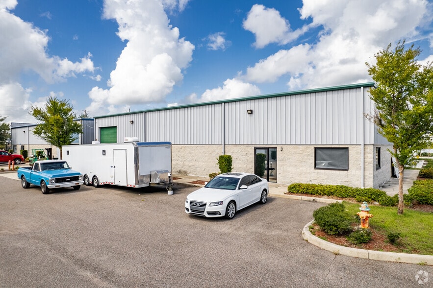 More Photos Of 260-278 Springview Commerce Dr, DeBary Unknown For Lease