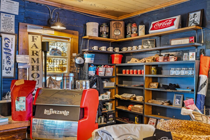 More Photos Of 12528 FM 109, Industry Bar For Sale