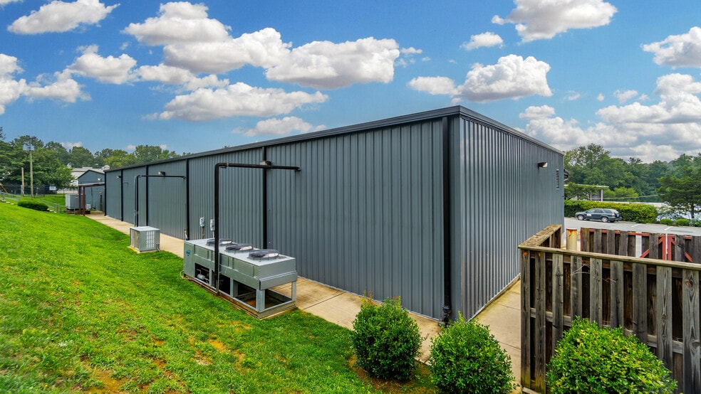 More Photos Of 1907 Gateway Blvd, Charlotte Warehouse For Sale