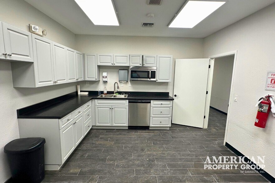 More Photos Of 6805 33rd St E, Sarasota Warehouse For Lease