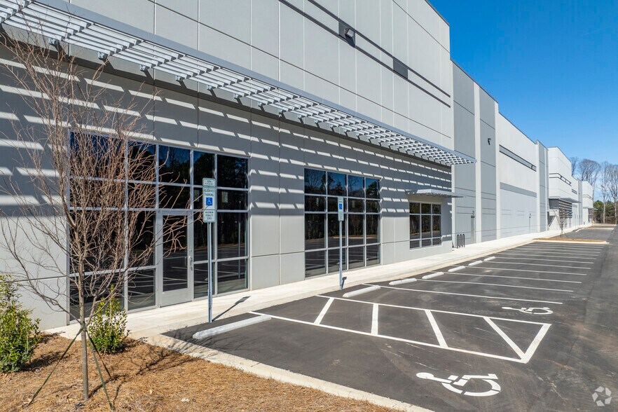 More Photos Of 13015 Jamesburg Dr, Huntersville Distribution For Lease
