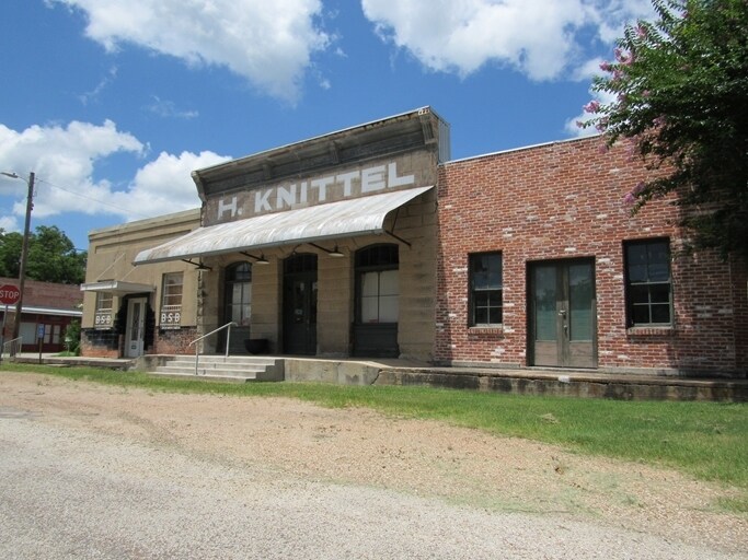 More Photos Of 514-520 N Railroad St, Burton Restaurant For Lease
