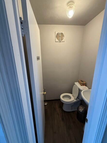 More Photos Of 5682 State Rd, Parma Storefront Retail Residential For Lease