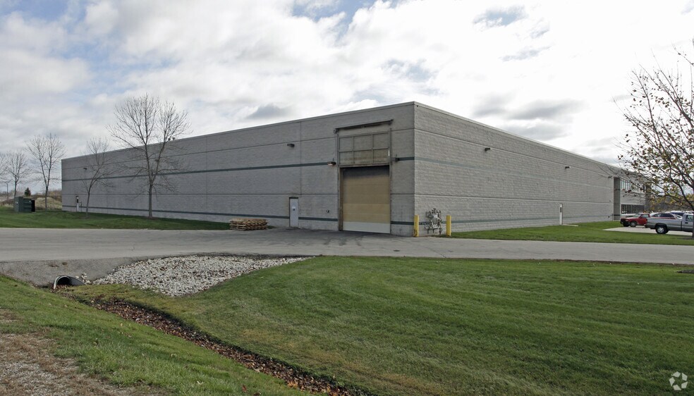 More Photos Of 300 N Dekora Woods Blvd, Saukville Warehouse For Lease