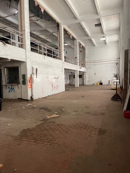 More Photos Of 5701-5755 International Blvd, Oakland Warehouse For Lease