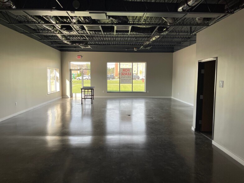 More Photos Of 3911 S Rochester Rd, Rochester Hills Storefront For Lease