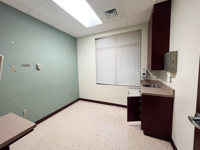 More Photos Of 820 S Illinois Ave, Republic Medical For Lease