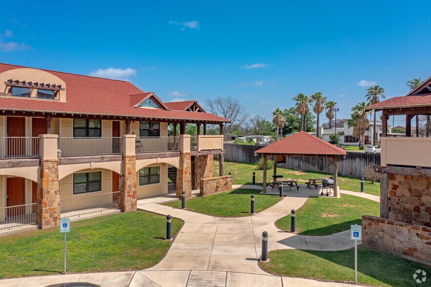 More Photos Of 2420 N 1st St, Carrizo Springs Apartments For Sale