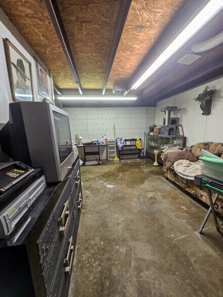 More Photos Of 1420 E Palestine Ave, Palestine Flex For Sale