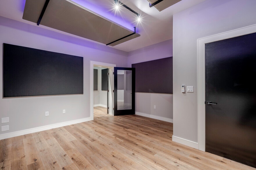 More Photos Of 10440 Burbank Blvd, North Hollywood Office For Sale