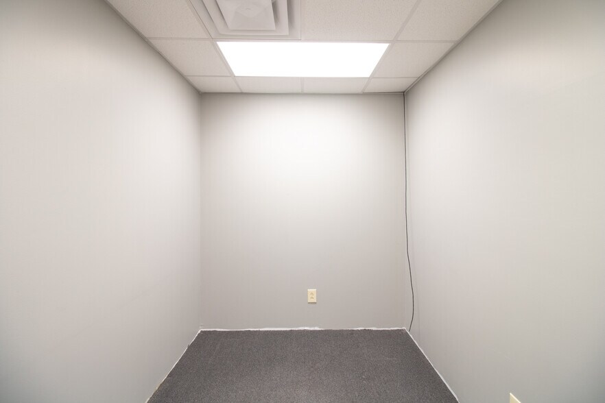 More Photos Of 961-965 E Washington St, Winchester General Retail For Lease
