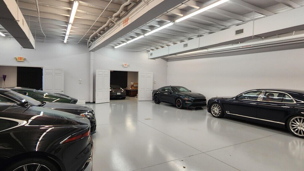 More Photos Of 2805 S Horseshoe Dr, Naples Showroom For Sale