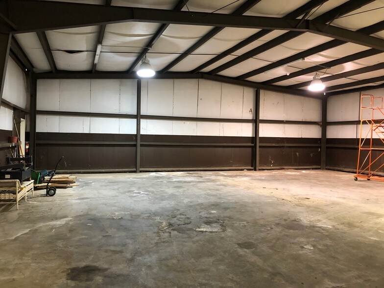 More Photos Of 5820 N Commerce Plz, Jackson Light Distribution For Lease