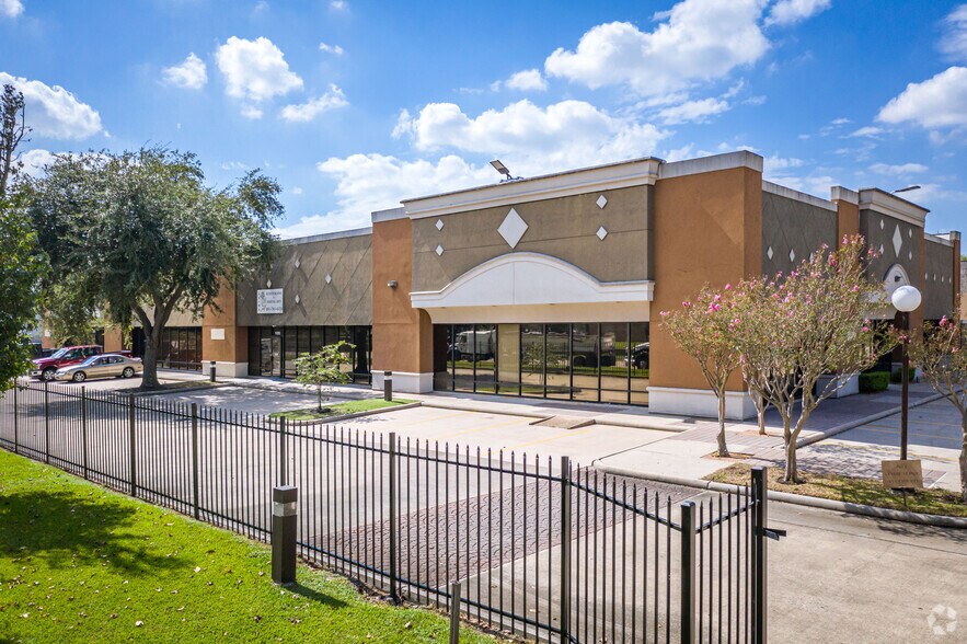More Photos Of 11233 Crown Park Dr, Houston Unknown For Lease