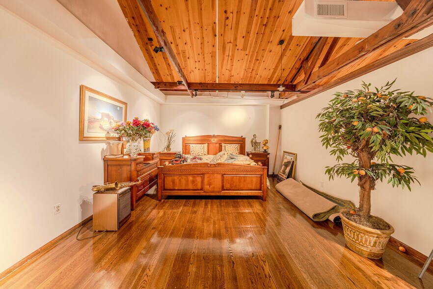 More Photos Of 560 Main St, Fort Lee Freestanding For Sale