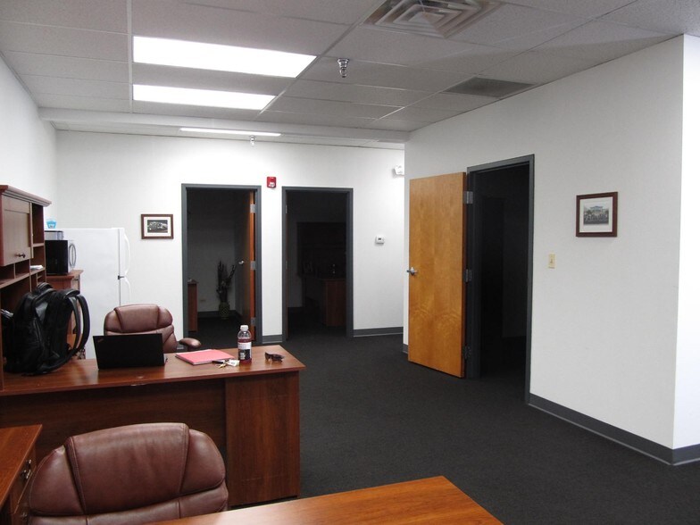 More Photos Of 400-428 W 5th Ave, Naperville Light Distribution For Lease