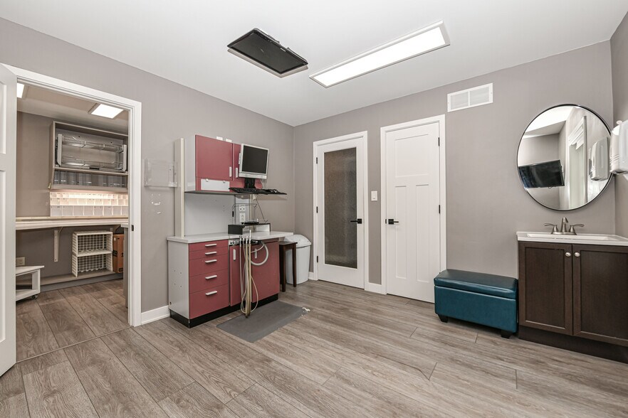 More Photos Of 114 Grove St, Eagle Medical For Lease