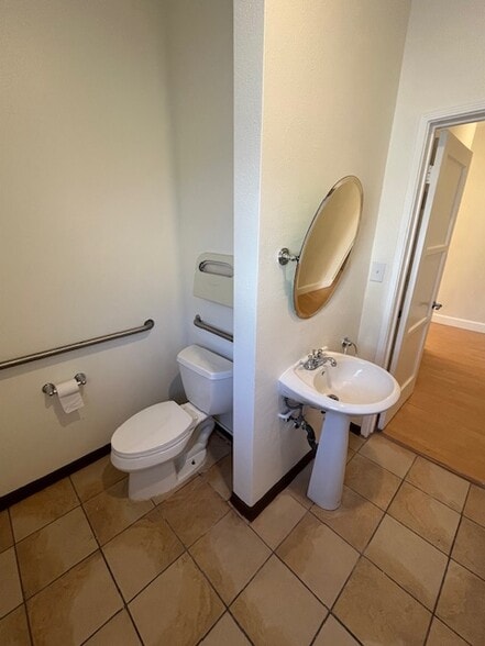 More Photos Of 931 N La Cienega Blvd, Los Angeles Storefront Retail Office For Lease